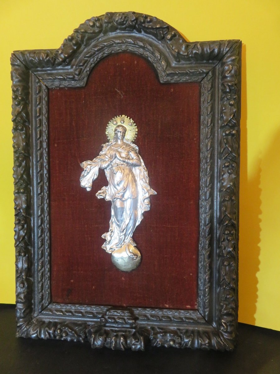 Vierge en argent repoussé dans un encadrement à chapelle en bois sculpté du XVIII ème -photo-7
