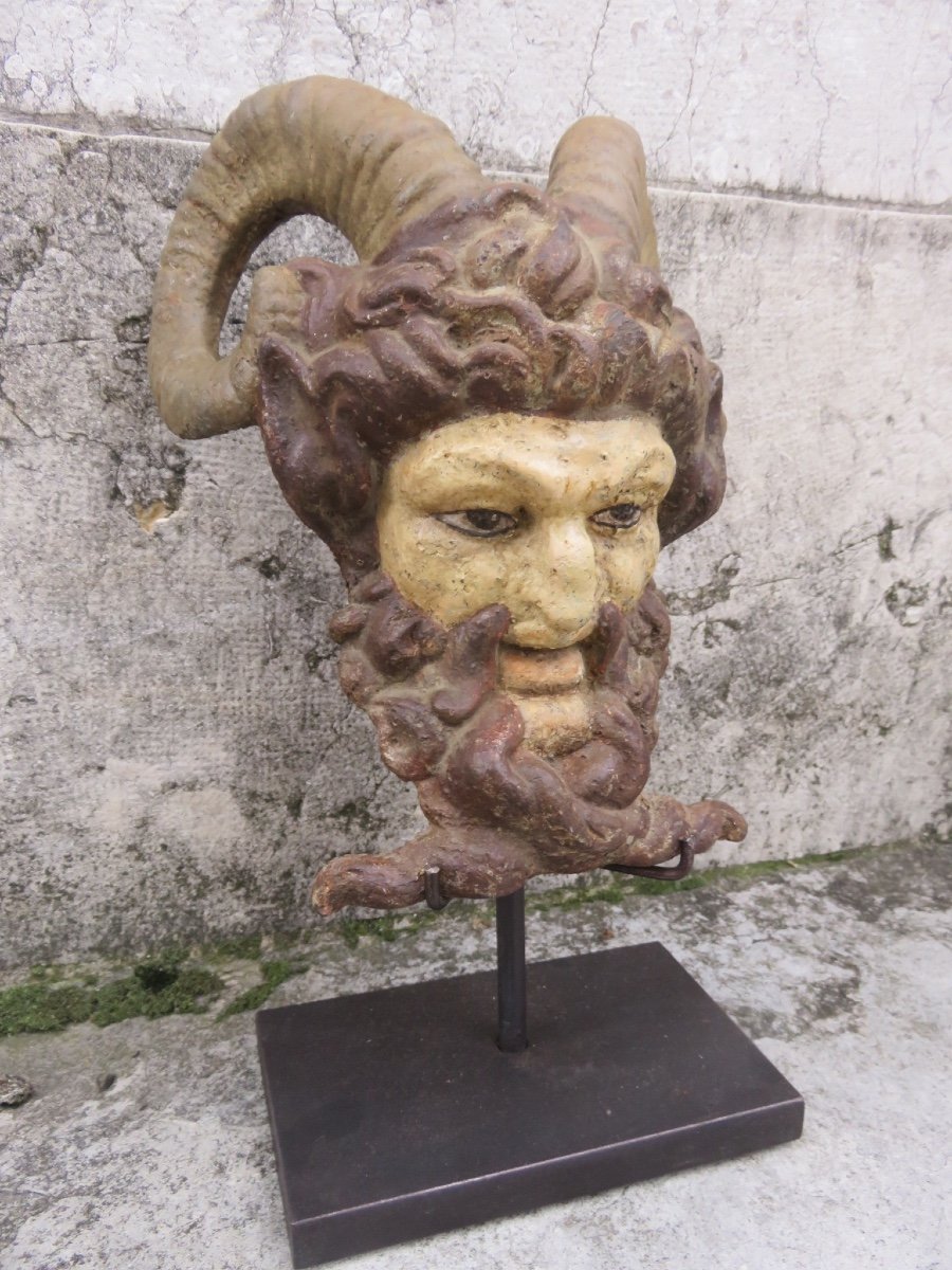 Tête de satyre sculptée en fonte polychrome XIX ème avec son présentoir  en acier 
