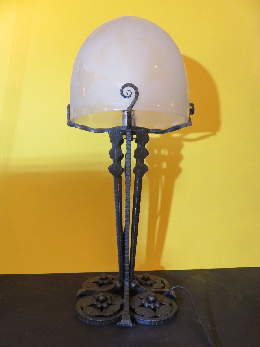 Grande Lampe Art Déco ( Ht 48 Cm) Des Années 1925- 1930  En Fer Forgé , Globe Gravé 