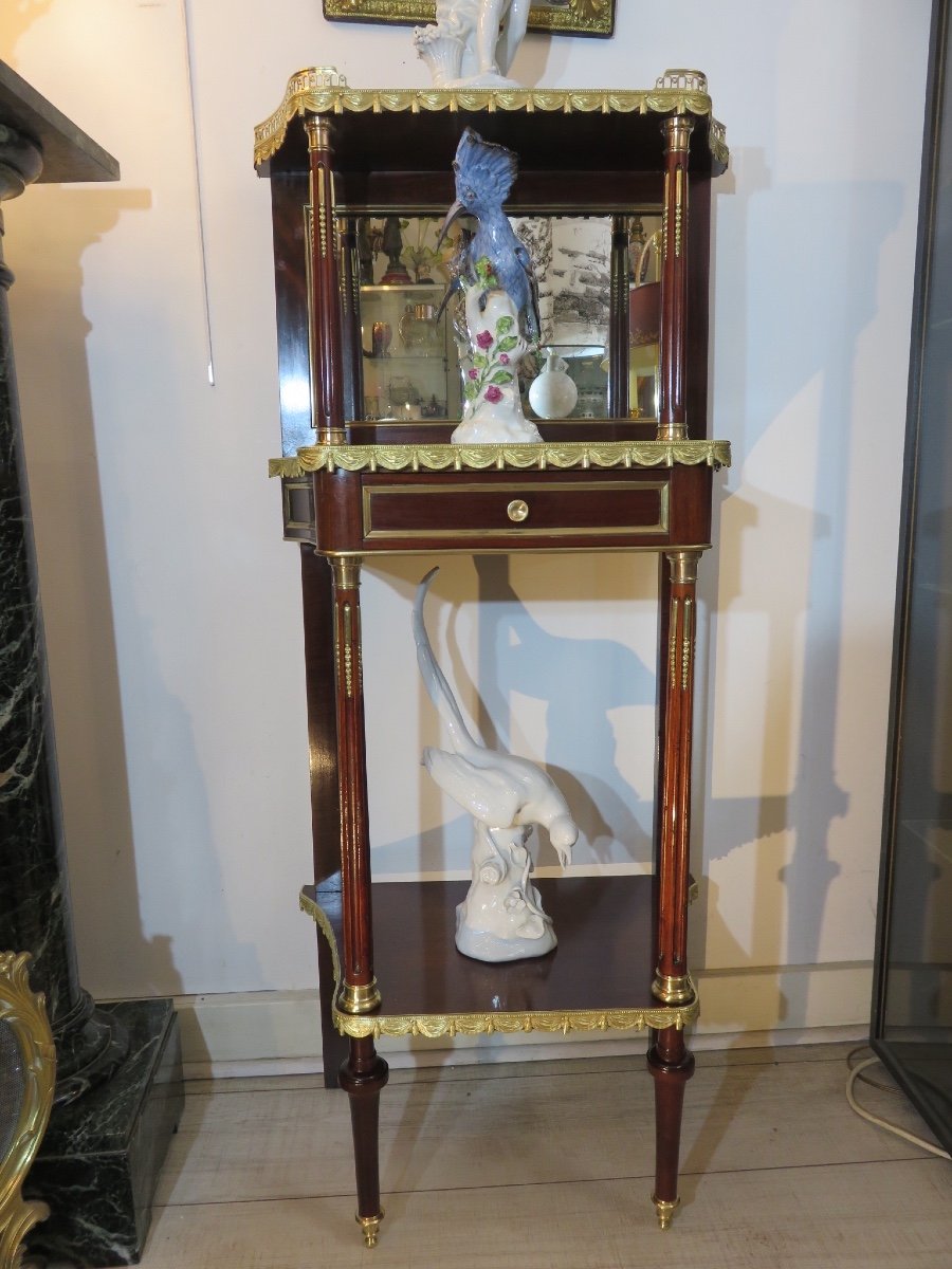 Petit meuble d'entre deux en acajou et placage d'acajou avec fond en miroir de style Louis XVI -photo-4