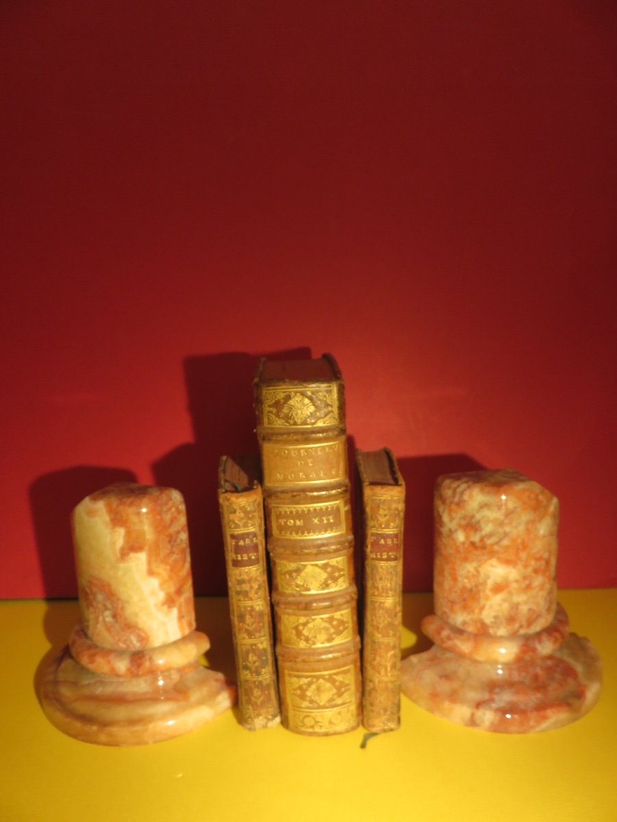Paire de serre livres en marbre rosé figurant des colonnes XXème-photo-1