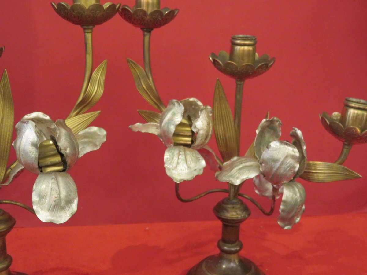 Paire de chandeliers d'époque Art Nouveau en laiton et laiton argenté décor de fleurs d'iris -photo-3
