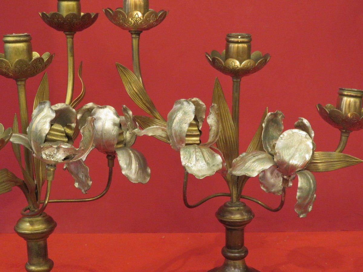 Paire de chandeliers d'époque Art Nouveau en laiton et laiton argenté décor de fleurs d'iris -photo-4