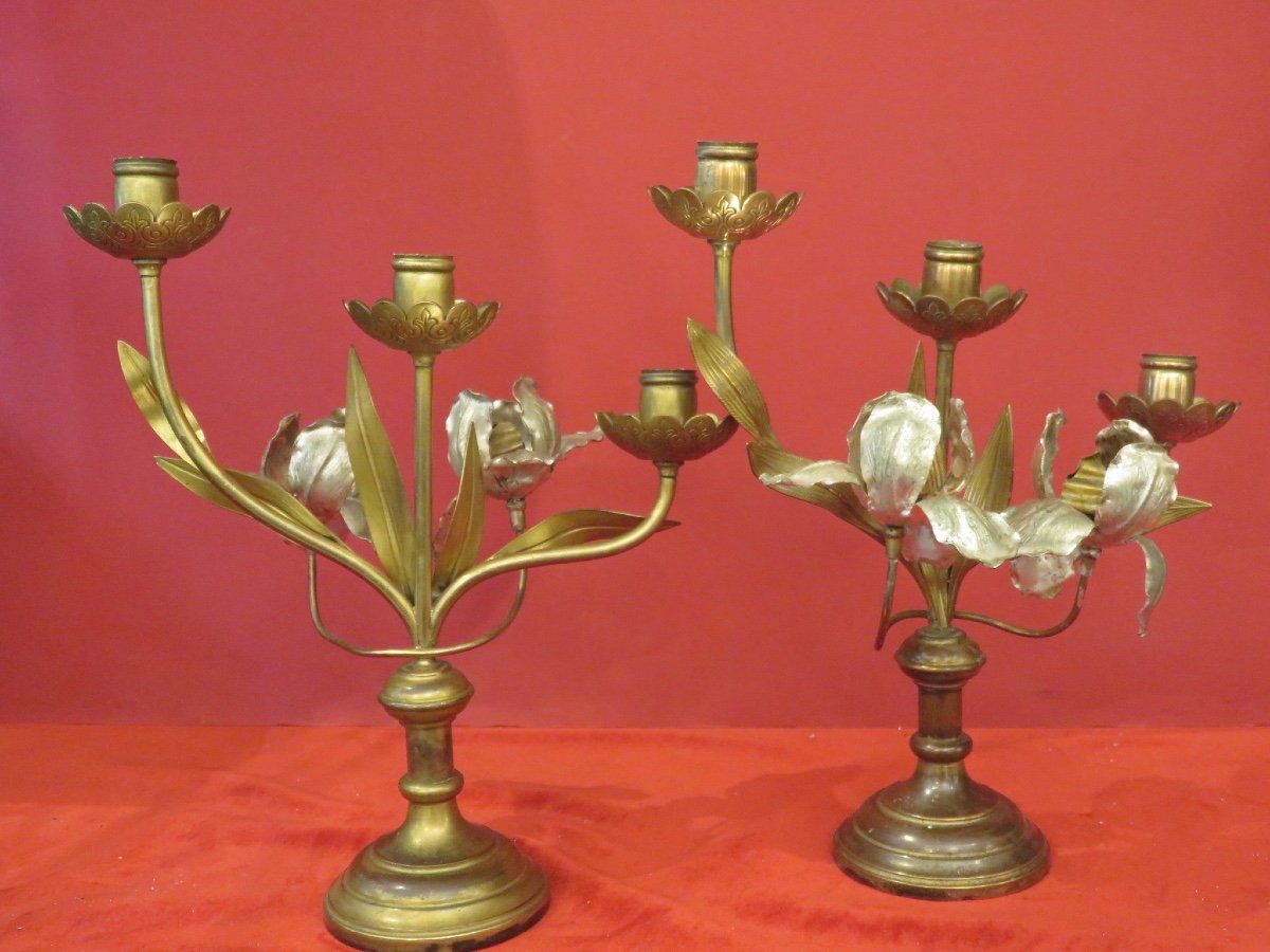 Paire de chandeliers d'époque Art Nouveau en laiton et laiton argenté décor de fleurs d'iris -photo-1