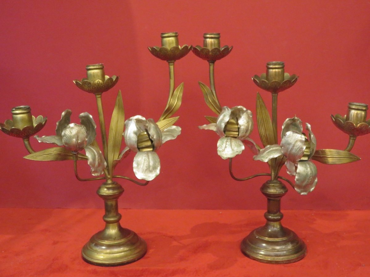 Paire de chandeliers d'époque Art Nouveau en laiton et laiton argenté décor de fleurs d'iris -photo-2