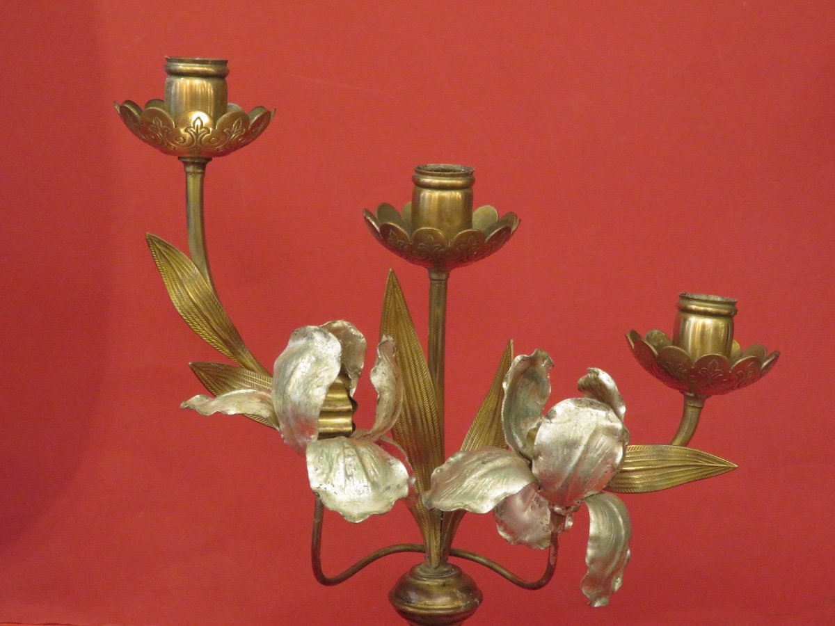 Paire de chandeliers d'époque Art Nouveau en laiton et laiton argenté décor de fleurs d'iris -photo-3