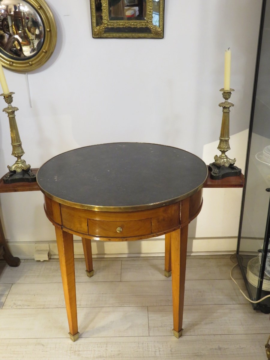 Table bouillotte en noyer ,plateau en pierre noire de Tournai , début XIX ème , de style Directoire
