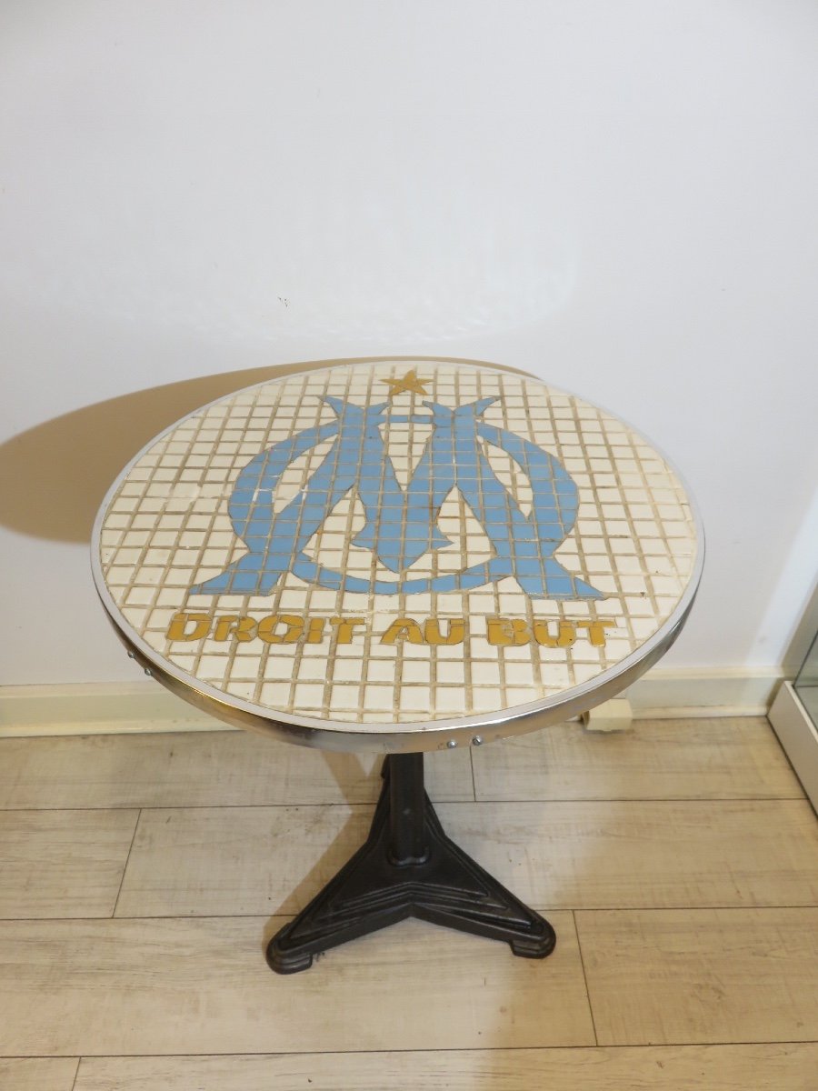 Guéridon de bistrot avec l'inscription de la devise de l'Olympique de Marseille : Droit au but -photo-2