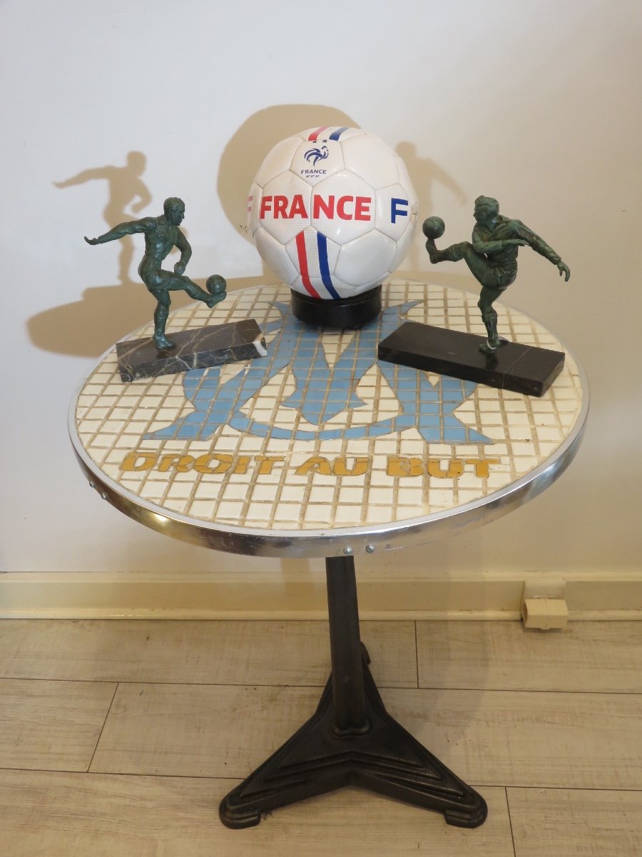 Guéridon de bistrot avec l'inscription de la devise de l'Olympique de Marseille : Droit au but -photo-4