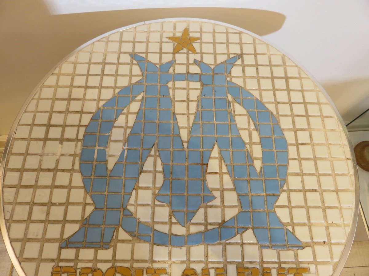 Guéridon de bistrot avec l'inscription de la devise de l'Olympique de Marseille : Droit au but -photo-1