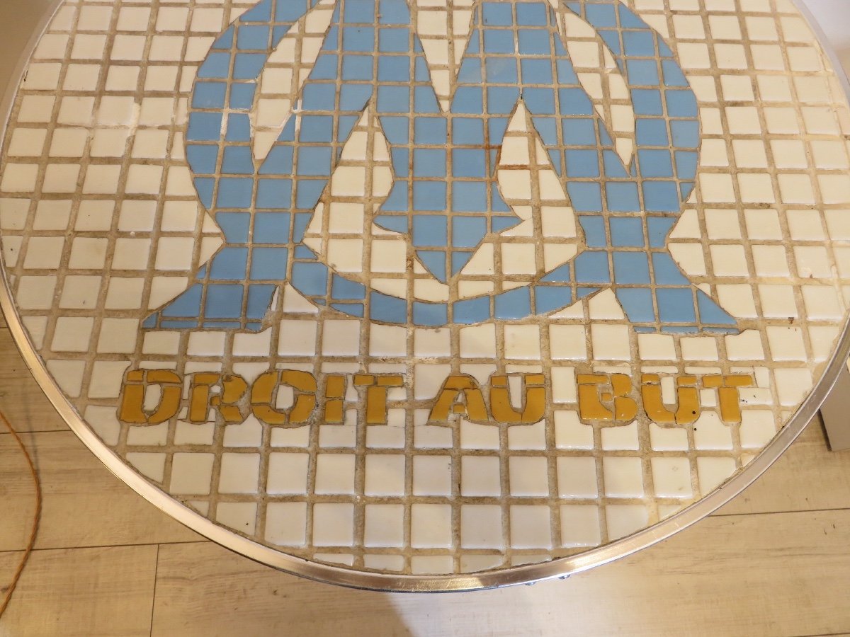 Guéridon de bistrot avec l'inscription de la devise de l'Olympique de Marseille : Droit au but -photo-2