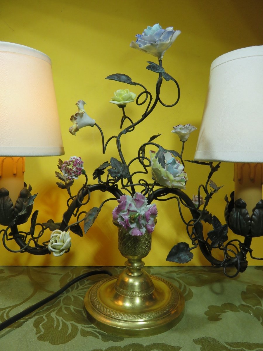Paire de lampes avec fleurs en porcelaine , monture en bronze doré de style Louis XV ,  XIX ème-photo-5