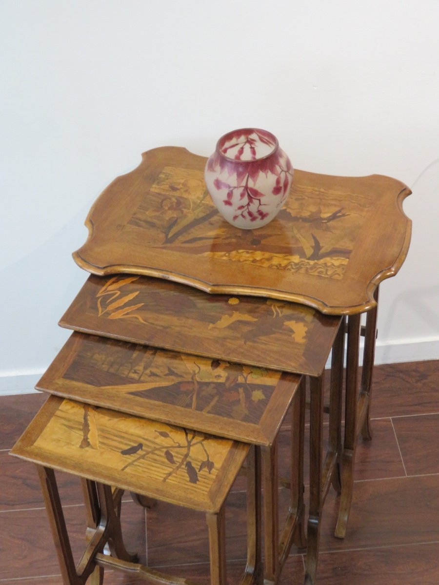 Série de quatre tables gigognes époque  Art Nouveau ,1900 , marquetées  : les quatre saisons 