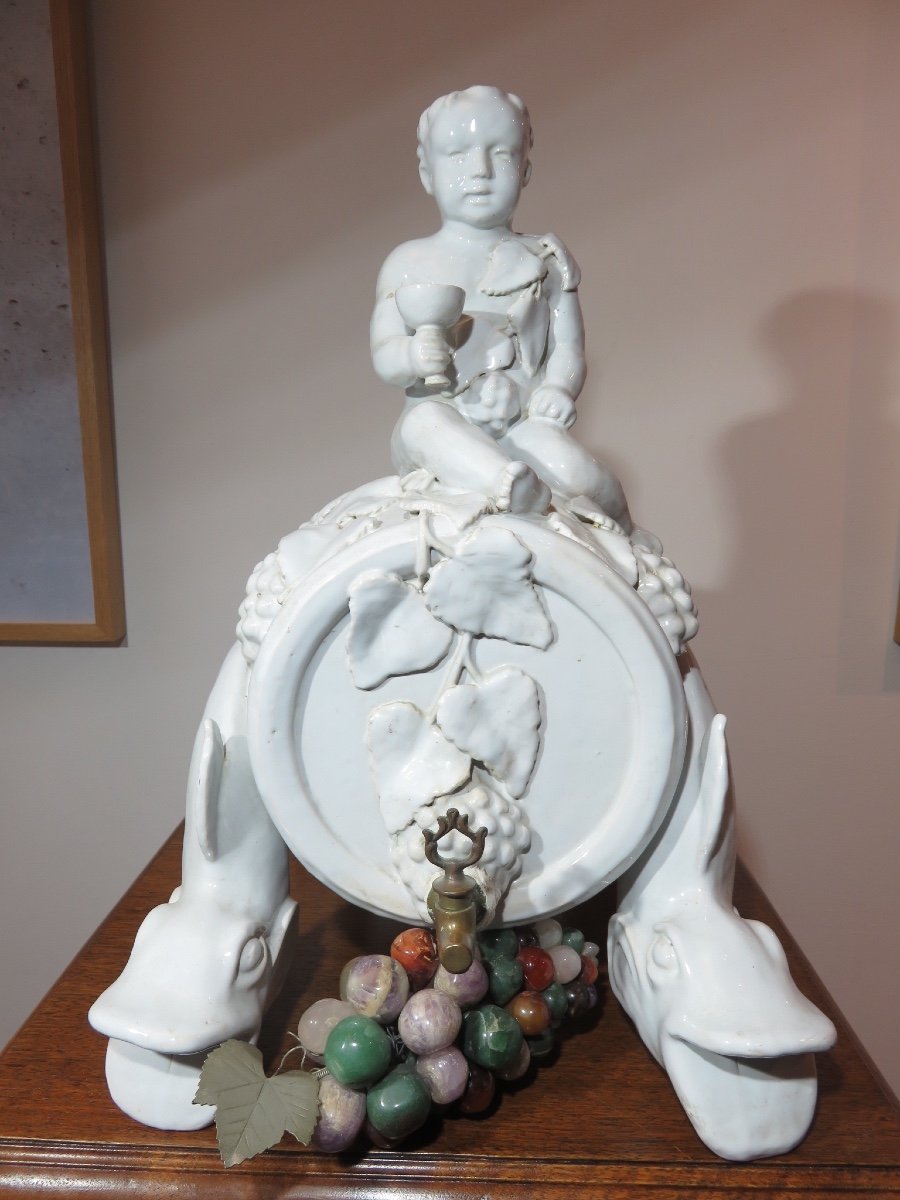 Fontaine à vin en céramique blanche vernissée : Bacchus chevauchant un tonneau fin XIX ème 