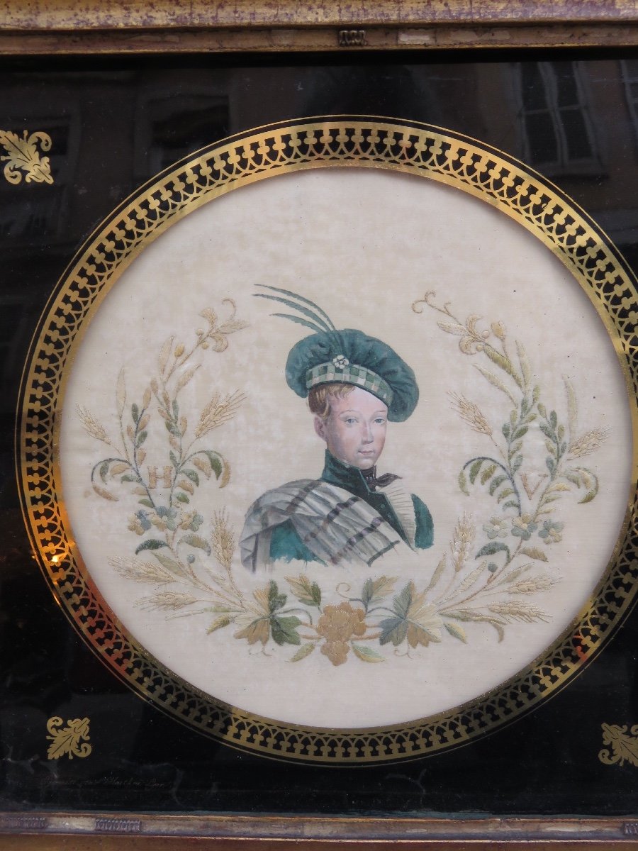 Portrait d'Henri V (1820-1883 )  encadrement , peinture  et broderie sur soie  , maison  HOETH-photo-2