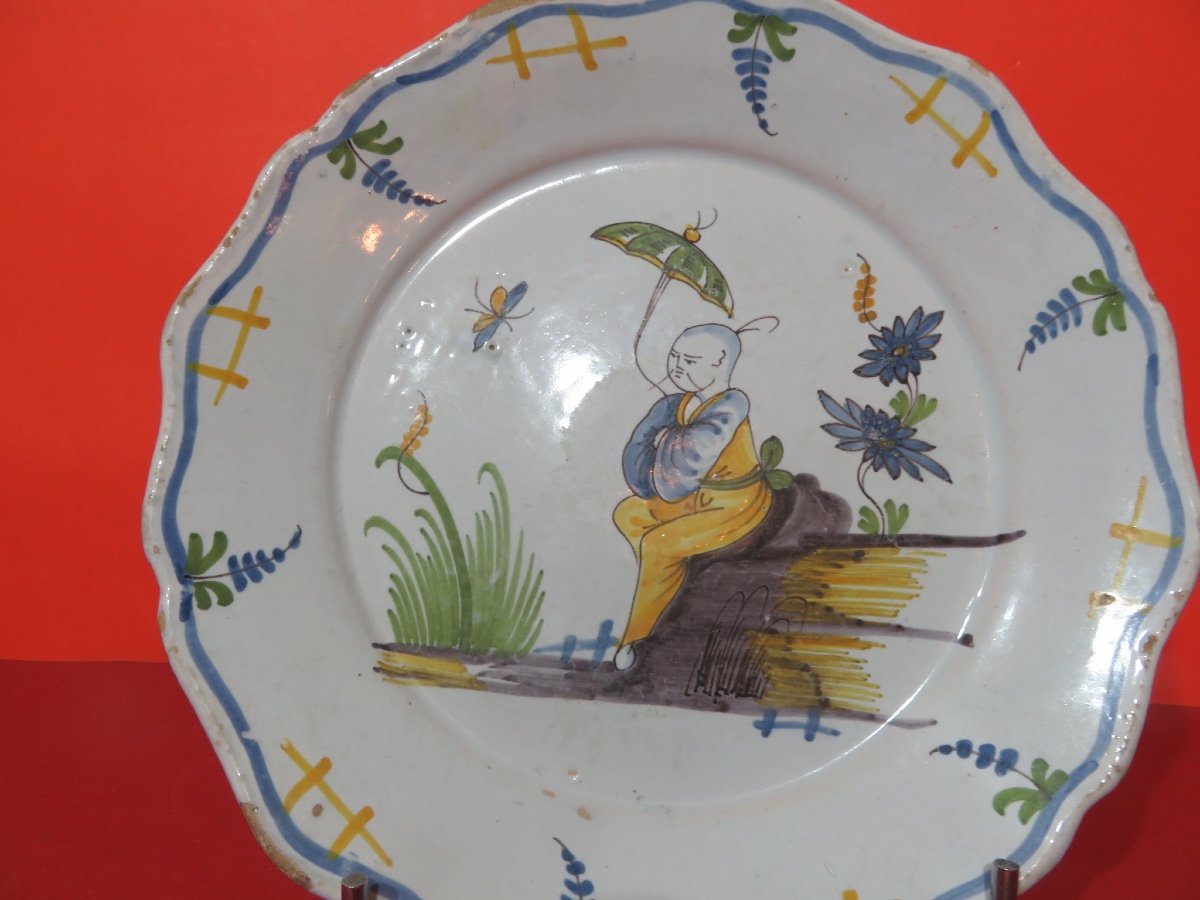Assiette en faïence de Nevers  , décor au chinois à l'ombrelle  ,  époque XVIIIème-photo-2