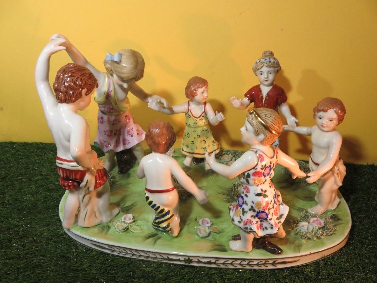 Groupe en porcelaine allemande  , ronde d'enfants ,ou surtout de table , Allemagne Neundorf 