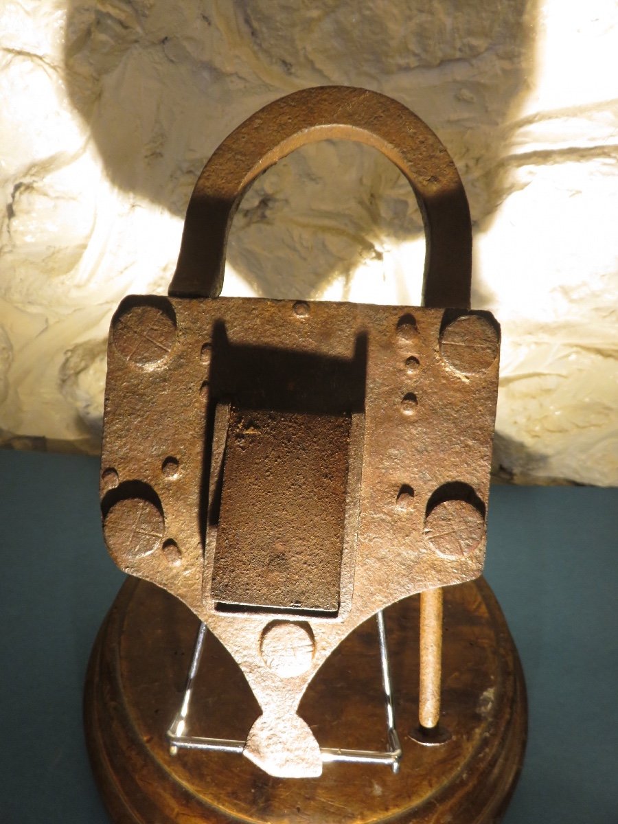 Grand Cadenas Avec Sa Clef En Fer Forgé XVIII ème ( Hauteur : 26 Cm X 13,5 Cm )-photo-3
