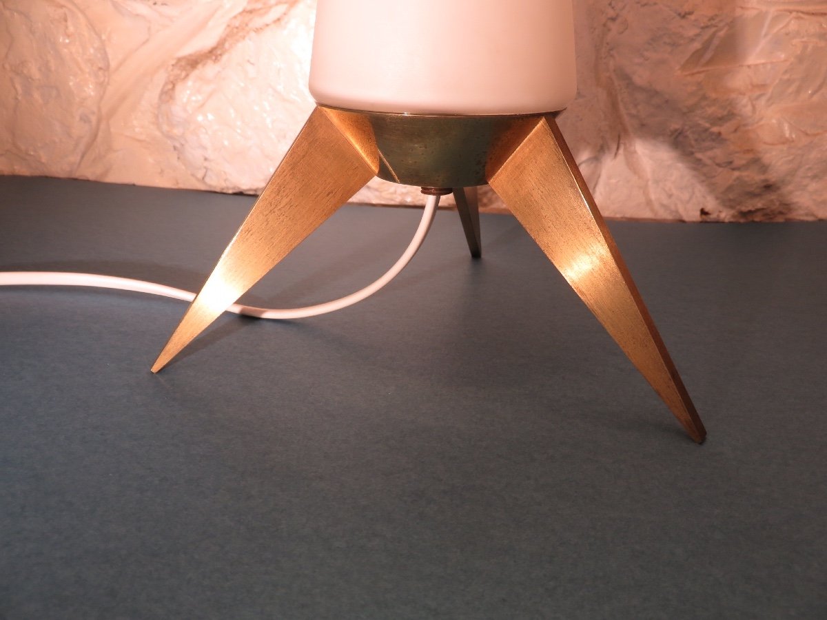 Lampe en opaline blanche , piètement tripode en laiton ,des années 1970-photo-3