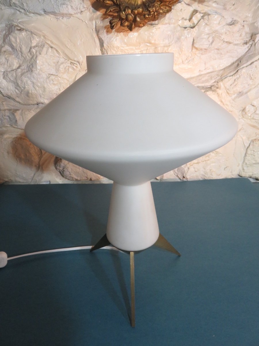 Lampe en opaline blanche , piètement tripode en laiton ,des années 1970-photo-4