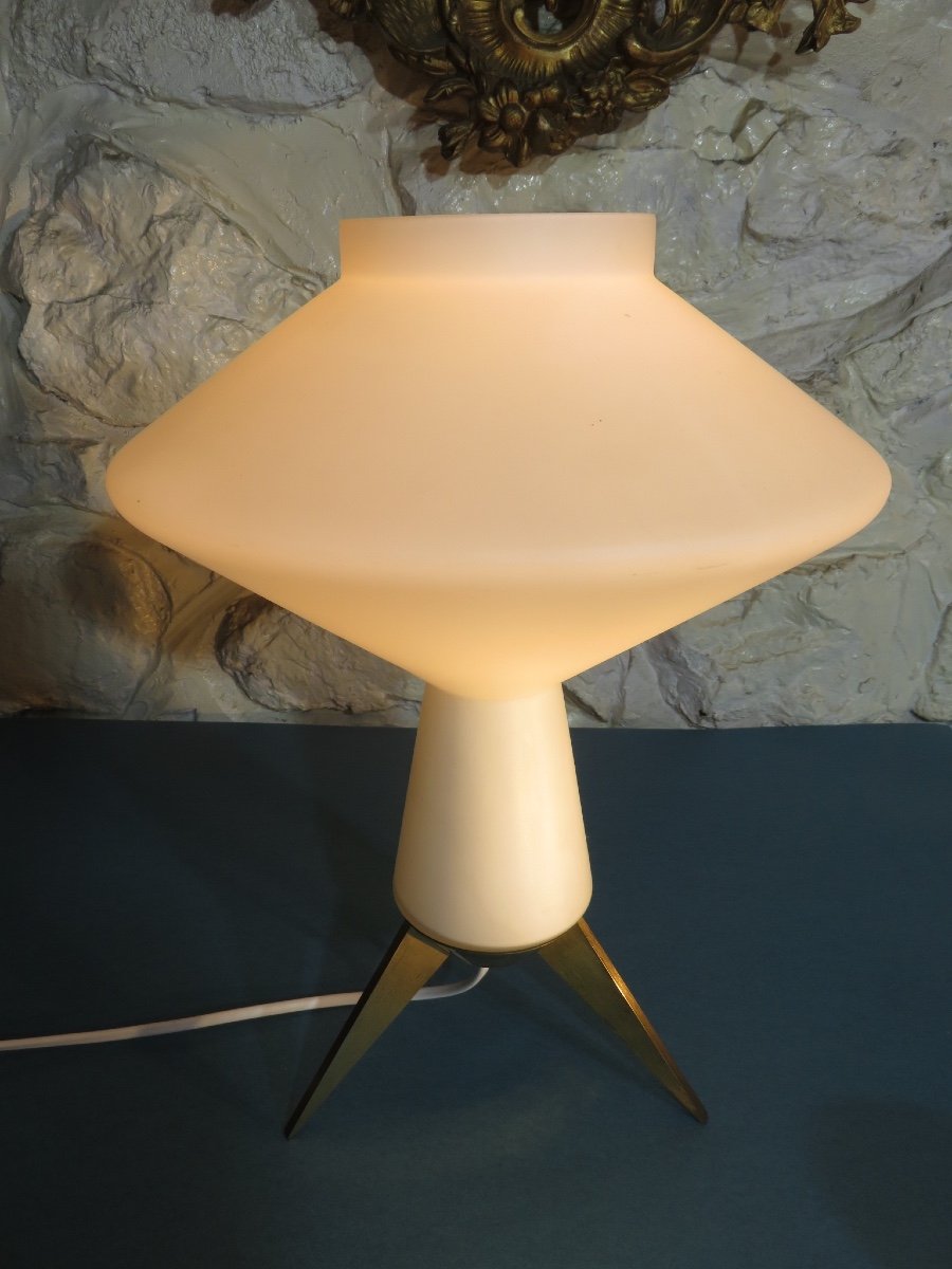 Lampe en opaline blanche , piètement tripode en laiton ,des années 1970-photo-5