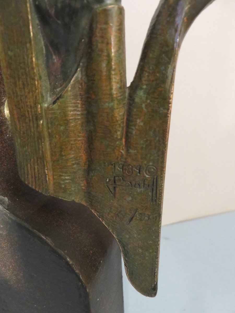 Sculpture en bronze :  personnage stylisé de profil, soutenant une sphère  Josep Bofill  XXème-photo-4
