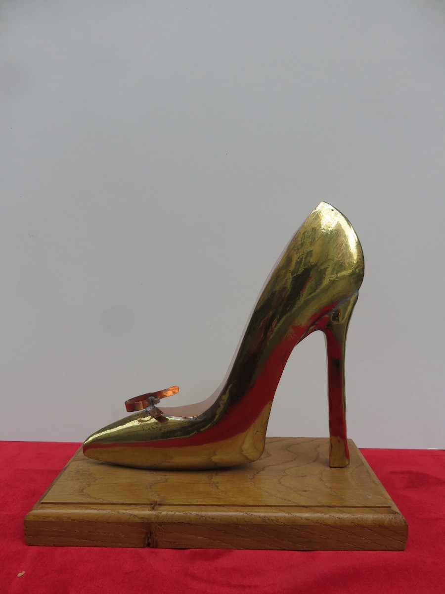 Object Of Curiosity, Model Of Advertising Shoe Placed On A Wooden Base -photo-2
