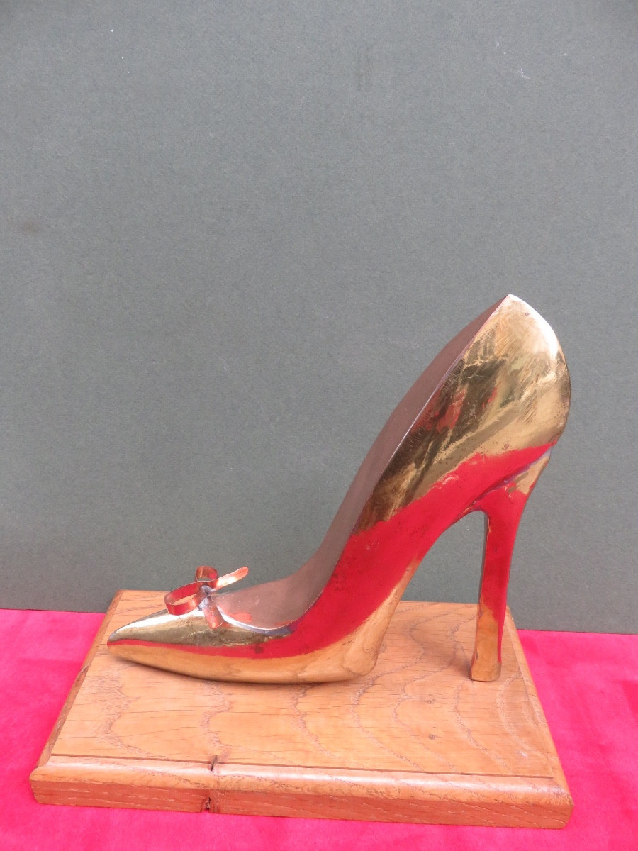 Object Of Curiosity, Model Of Advertising Shoe Placed On A Wooden Base -photo-2