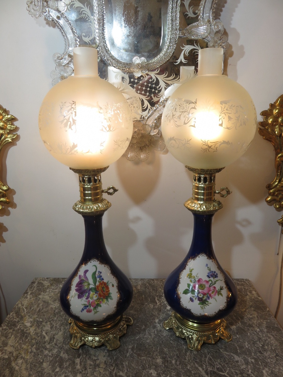 Paire de lampes à pétrole électrifiées , en porcelaine peinte  et bronze , avec globes et tubes-photo-2
