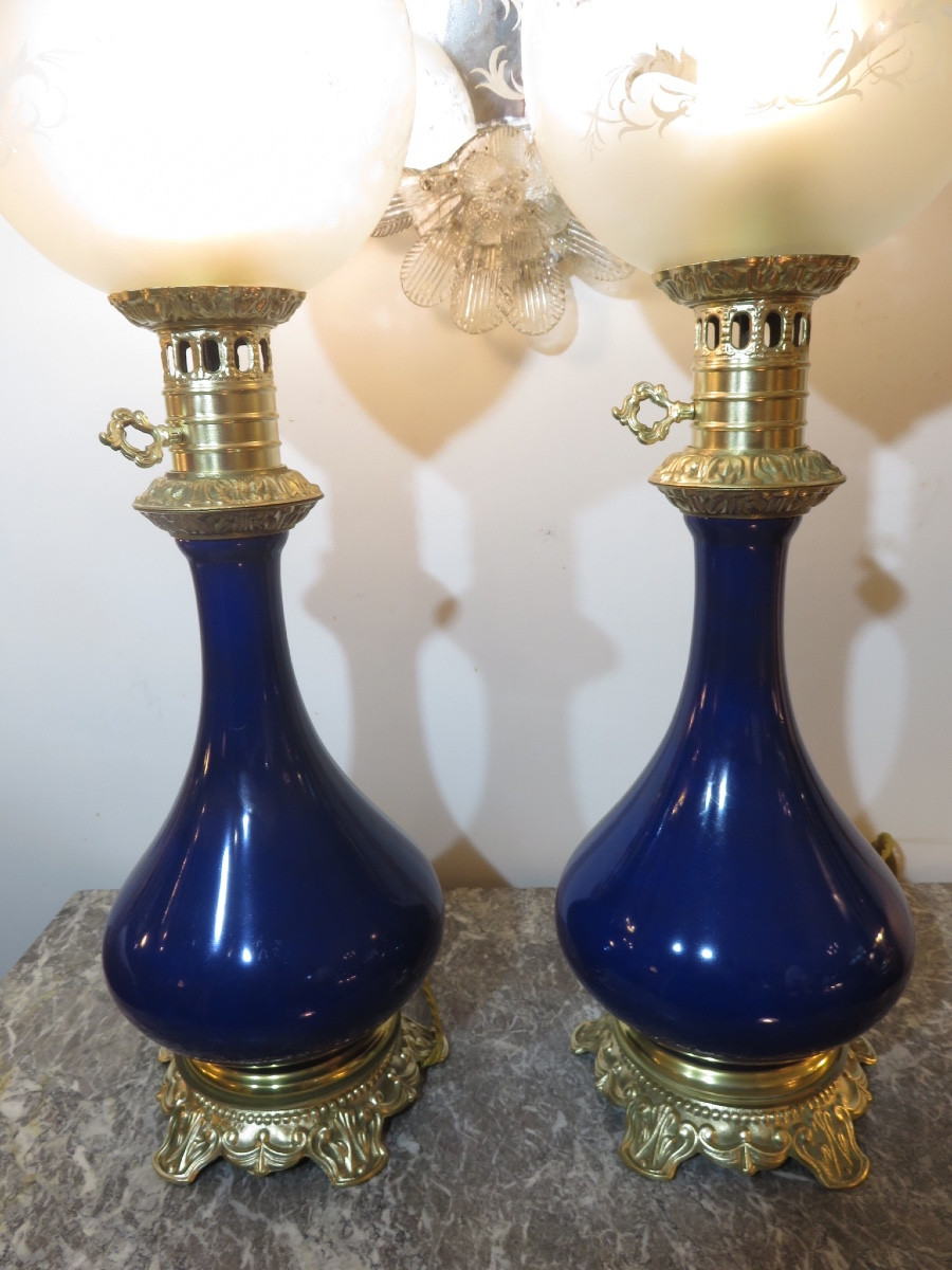 Paire de lampes à pétrole électrifiées , en porcelaine peinte  et bronze , avec globes et tubes-photo-3