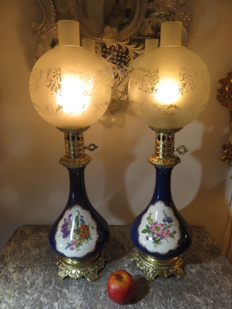 Paire de lampes à pétrole électrifiées , en porcelaine peinte  et bronze , avec globes et tubes-photo-4