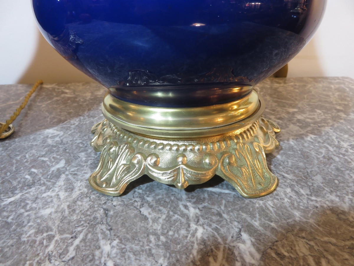 Paire de lampes à pétrole électrifiées , en porcelaine peinte  et bronze , avec globes et tubes-photo-3