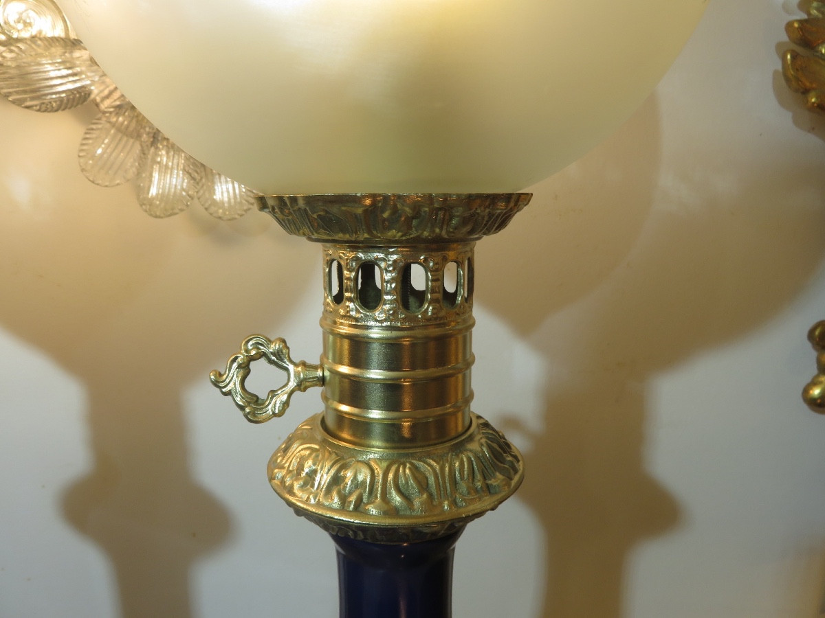 Paire de lampes à pétrole électrifiées , en porcelaine peinte  et bronze , avec globes et tubes-photo-4