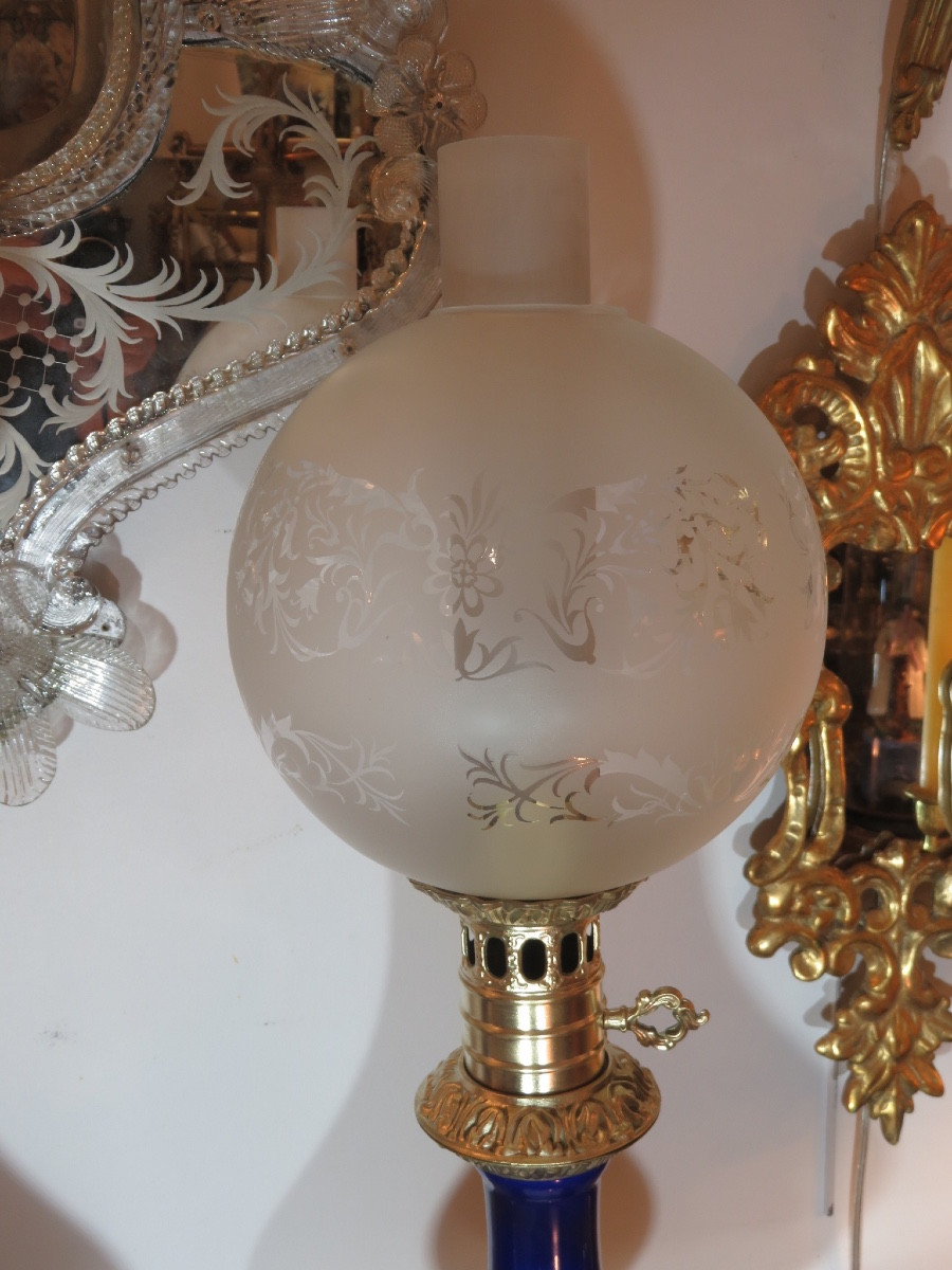 Paire de lampes à pétrole électrifiées , en porcelaine peinte  et bronze , avec globes et tubes-photo-5