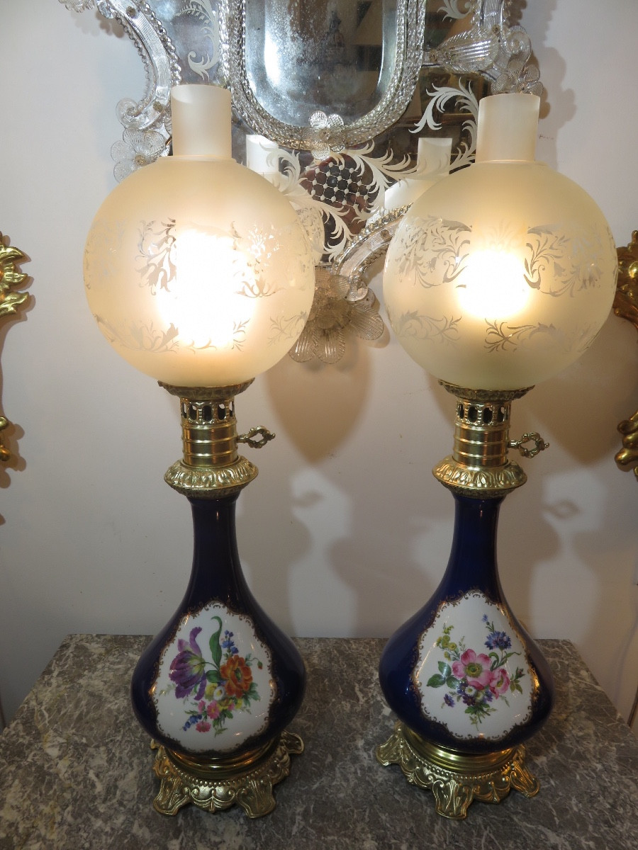 Paire de lampes à pétrole électrifiées , en porcelaine peinte  et bronze , avec globes et tubes-photo-6