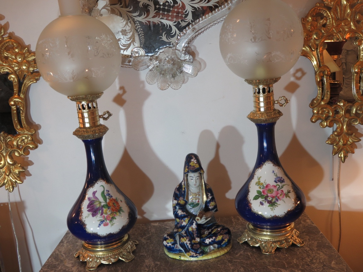 Paire de lampes à pétrole électrifiées , en porcelaine peinte  et bronze , avec globes et tubes-photo-7