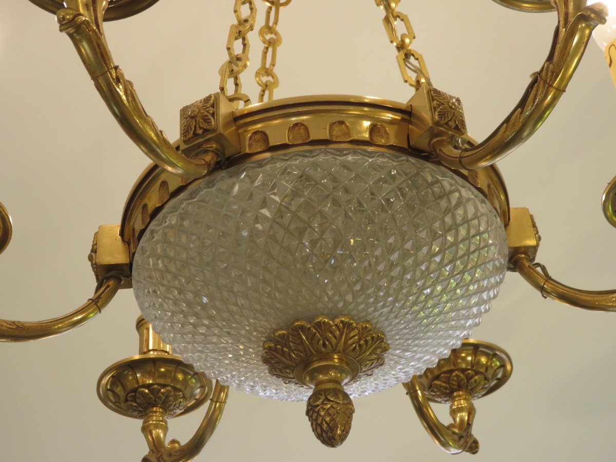Lustre à huit feux de lumière ( 6 +2 ) en bronze doré et verre taillé XX ème-photo-4