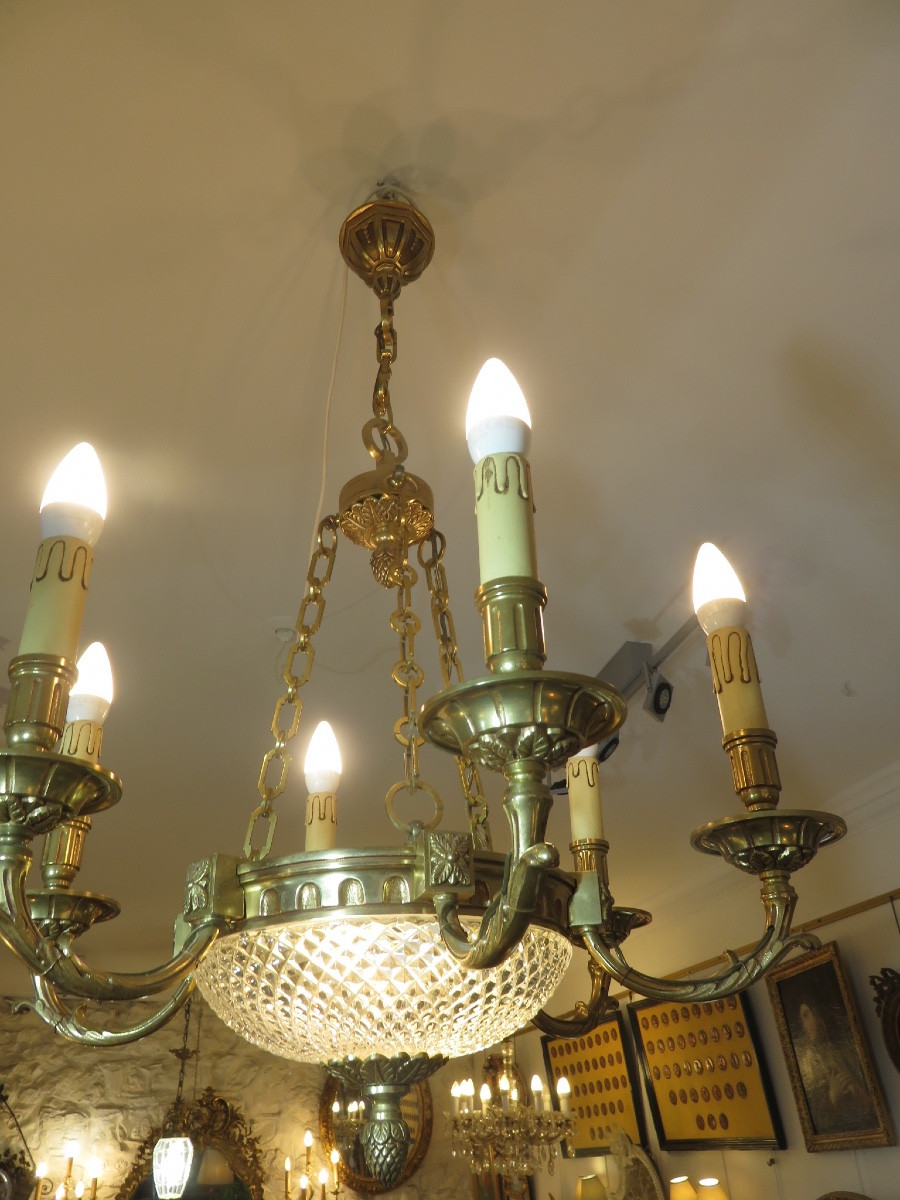 Lustre à huit feux de lumière ( 6 +2 ) en bronze doré et verre taillé XX ème-photo-3