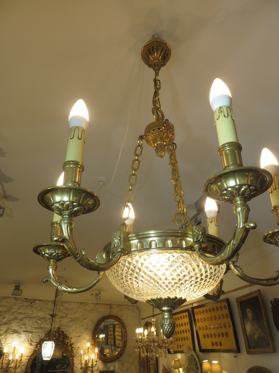 Lustre à huit feux de lumière ( 6 +2 ) en bronze doré et verre taillé XX ème