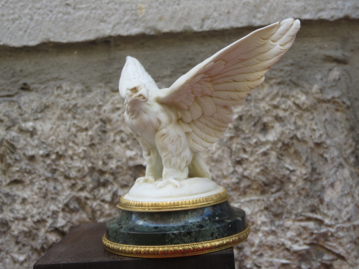 Paperweight: Porcelain Biscuit Eagle, Green Marble Base Circled With Chiseled Brass -photo-1