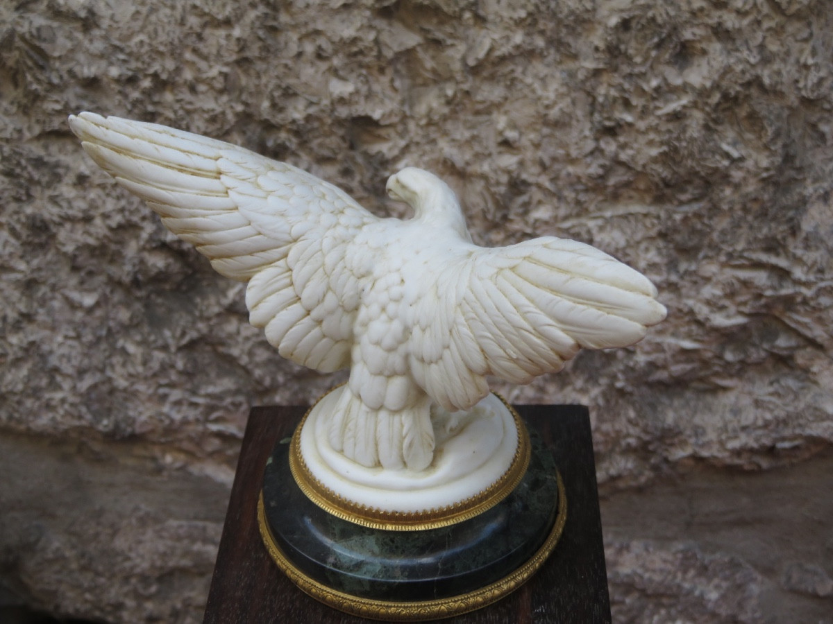 Paperweight: Porcelain Biscuit Eagle, Green Marble Base Circled With Chiseled Brass -photo-3