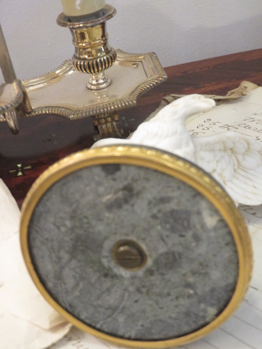 Paperweight: Porcelain Biscuit Eagle, Green Marble Base Circled With Chiseled Brass -photo-5