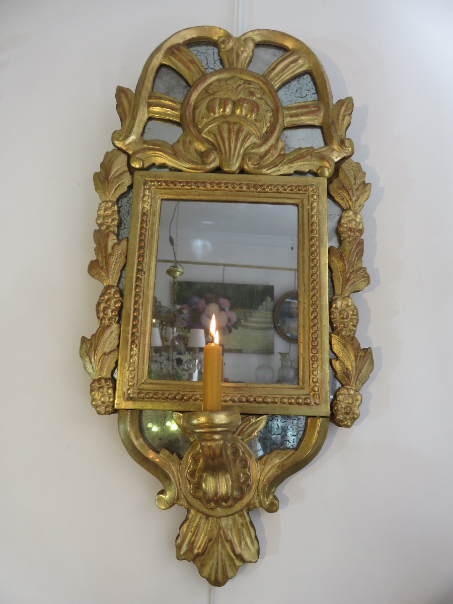 Miroir à parecloses en bois doré à la feuille d'or , avec un bougeoir   XX ème