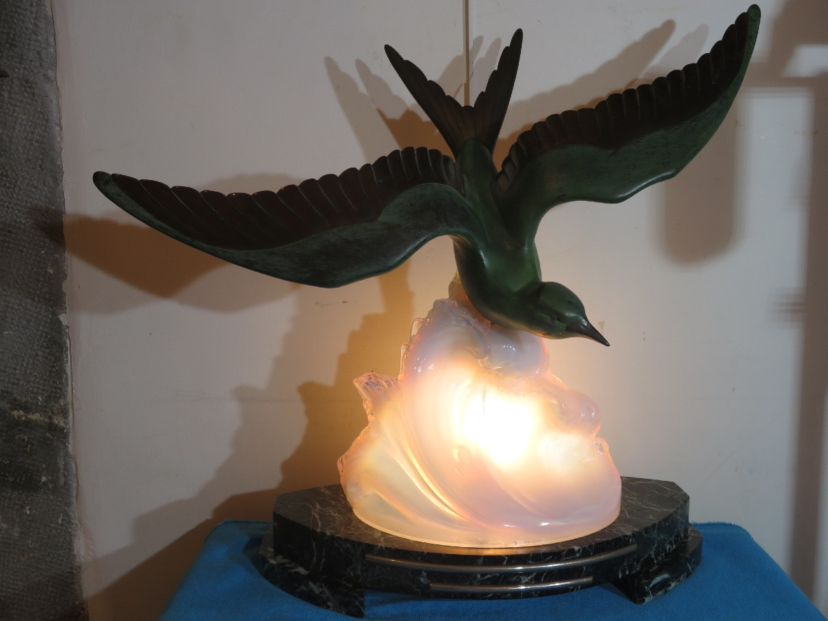 Lampe veilleuse ( H47 cm) mouette en régule ,sur une vague en verre opalescent d'après F Diller
