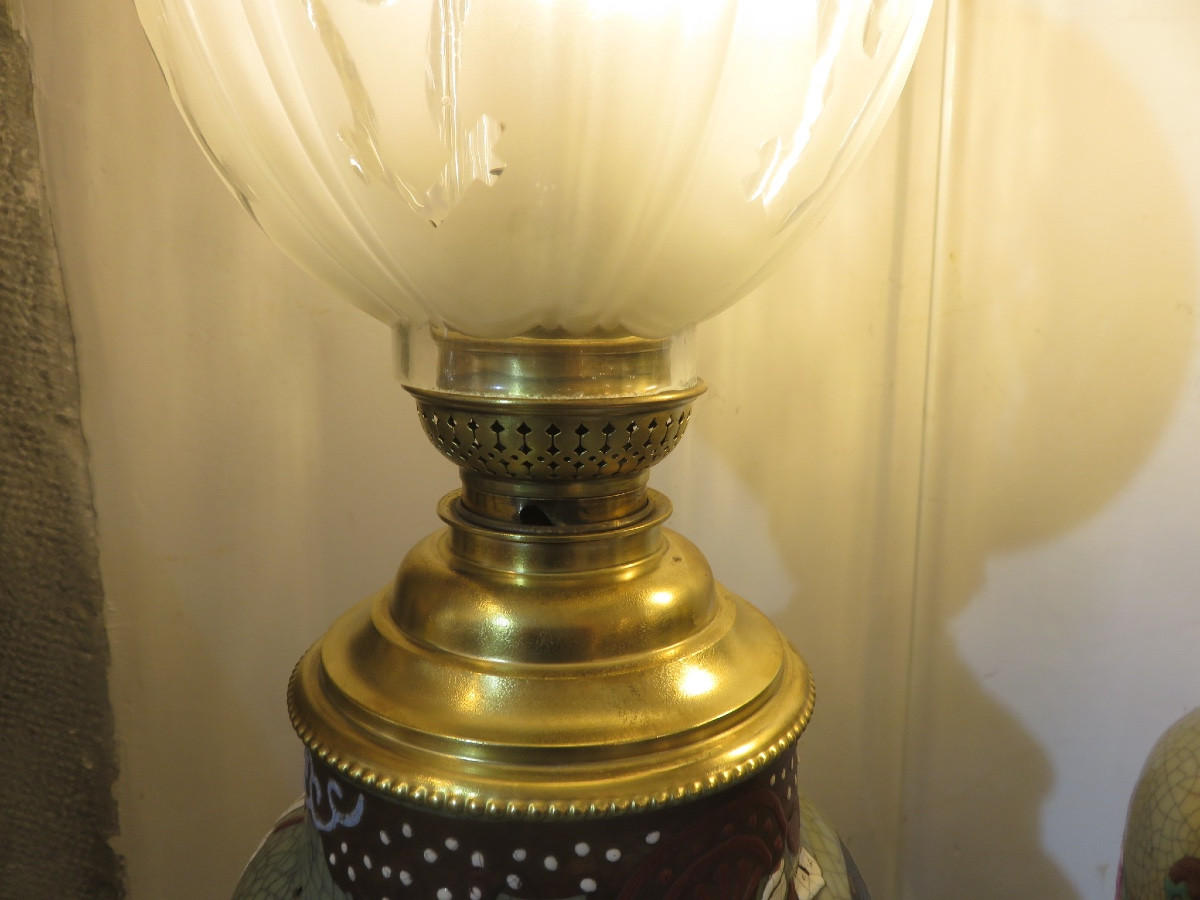 Paire de lampes à pétrole électrifiées en céramique émaillée , globes en cristal XIX ème -photo-2