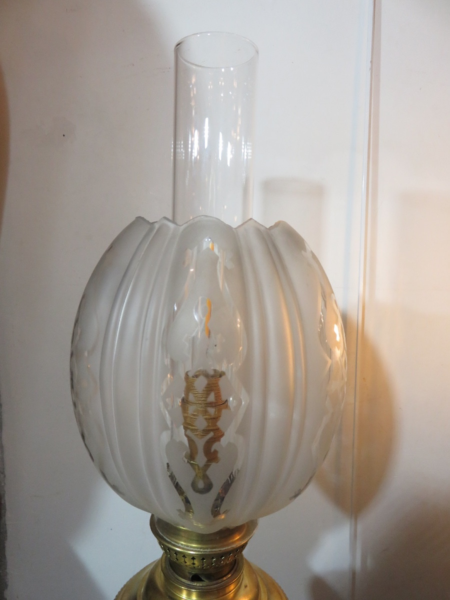 Paire de lampes à pétrole électrifiées en céramique émaillée , globes en cristal XIX ème -photo-3