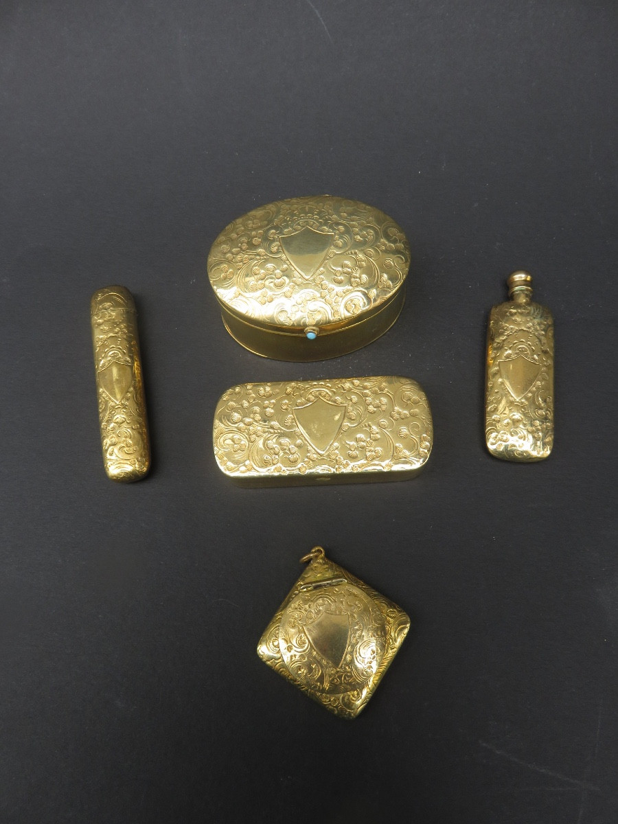 Nécessaire d'objets de toilette, en laiton repoussé , avec blason,  dans le coffret d'origine -photo-2