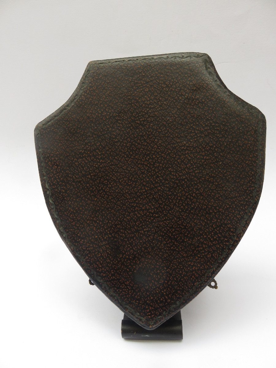 Nécessaire d'objets de toilette, en laiton repoussé , avec blason,  dans le coffret d'origine -photo-3