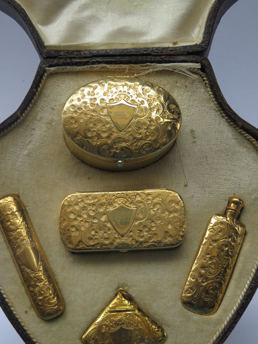 Nécessaire d'objets de toilette, en laiton repoussé , avec blason,  dans le coffret d'origine -photo-4