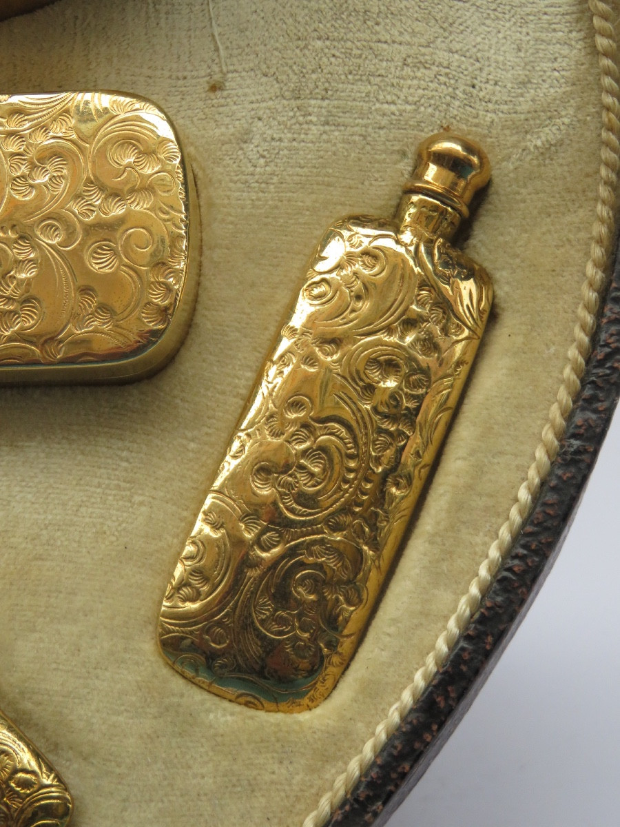 Nécessaire d'objets de toilette, en laiton repoussé , avec blason,  dans le coffret d'origine -photo-4
